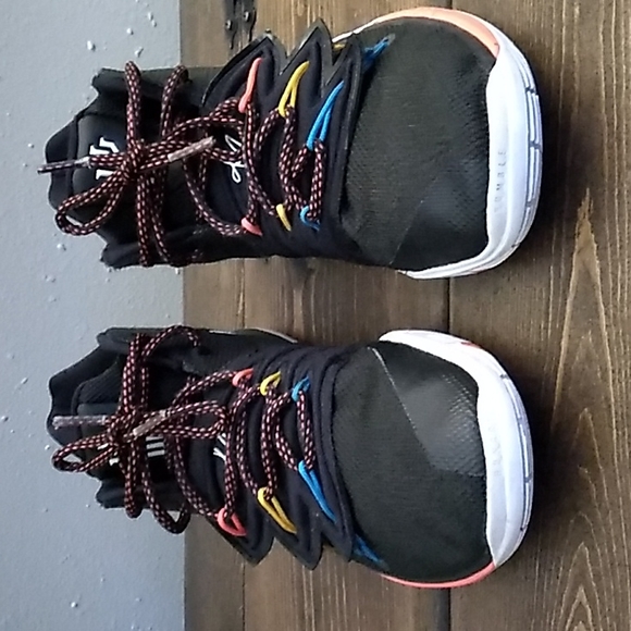 Nike Kyrie 5 Friends Edition - Picture 6 of 10